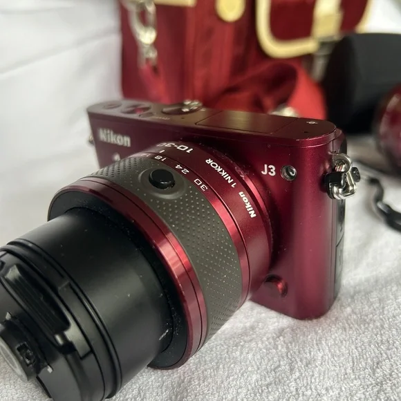 Nikon J3 maroon camera with additional lens - Picture 4 of 9